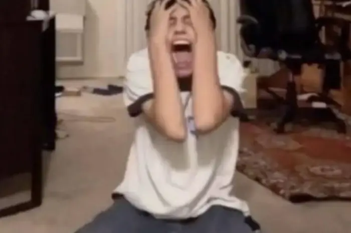 Gotta work in 5 hours and I CANT FUCKING SLEEP!!