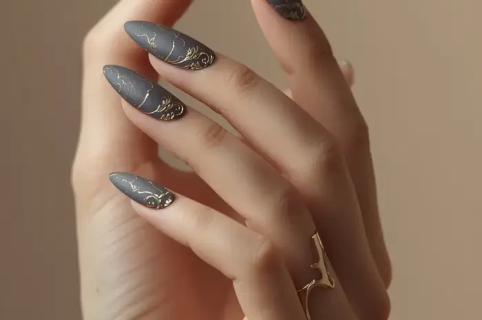 10 Gilded Glamour Gold Chrome Nail Designs That Scream Luxury