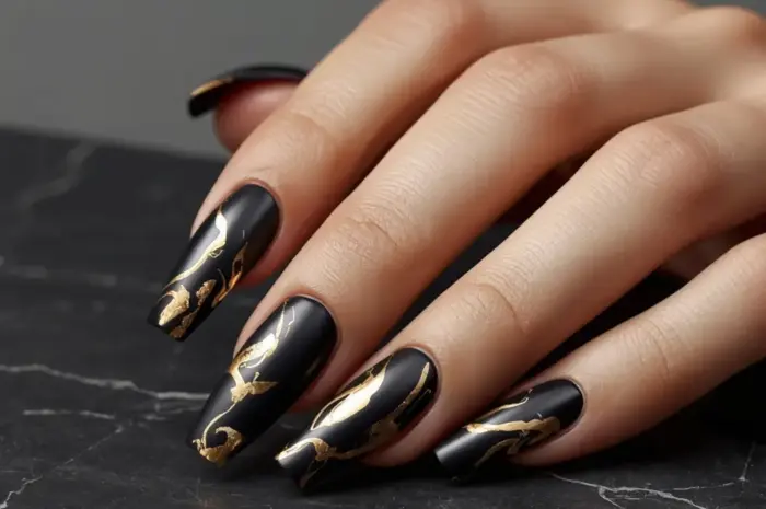 10 Gilded & Glamorous Gold Chrome Nails to Elevate Your Manicure Game