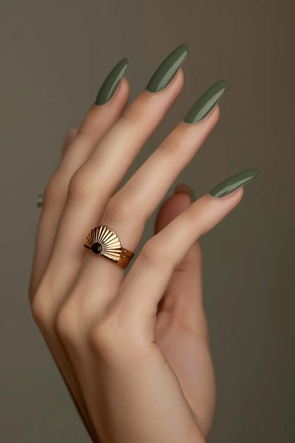 Art Deco Gold Chrome Accent Nail